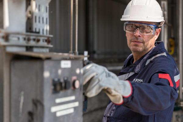 Photographe en reportage sur un site industriel