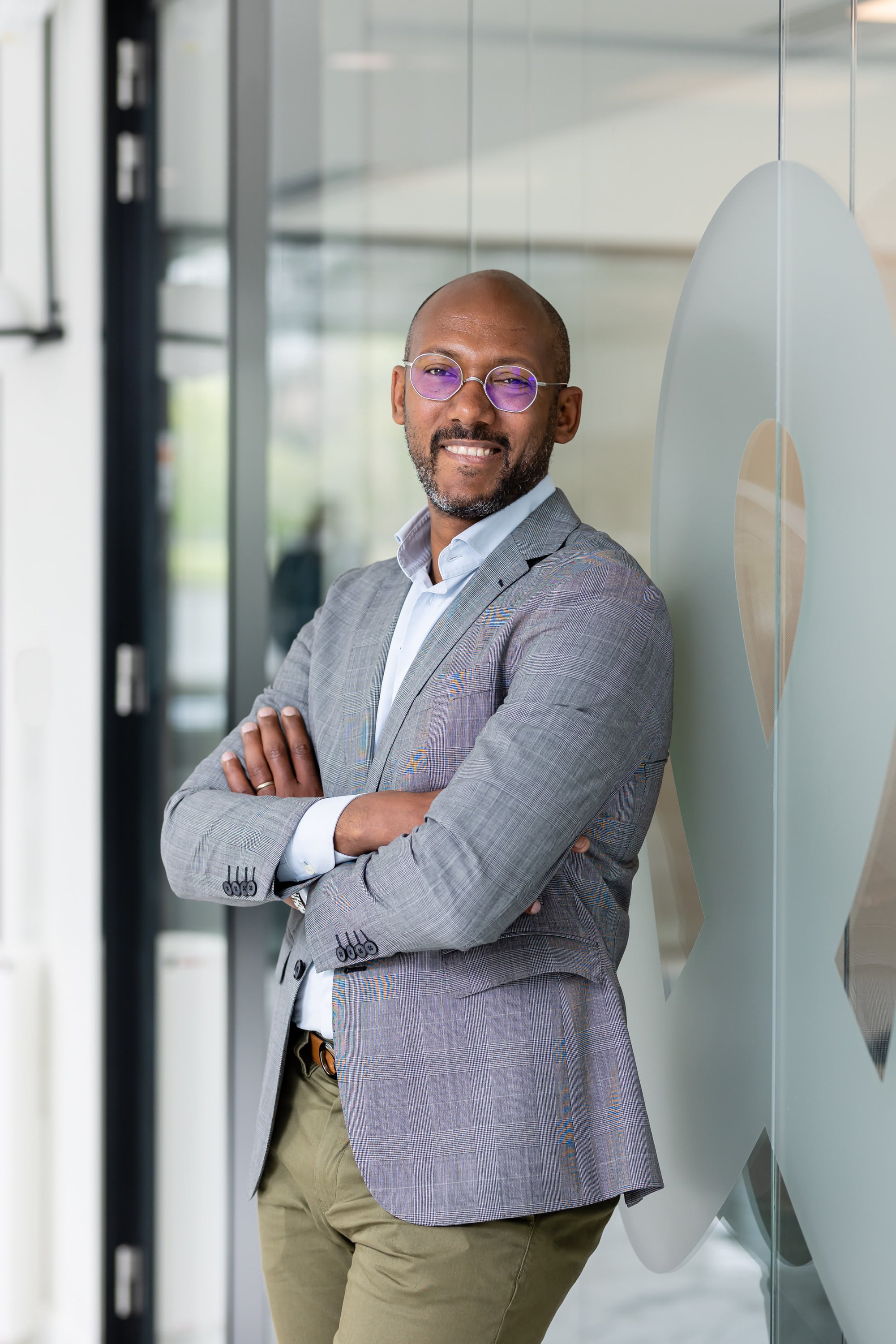 Portrait corporate d’un dirigeant en costume devant un véhicule utilitaire de marque