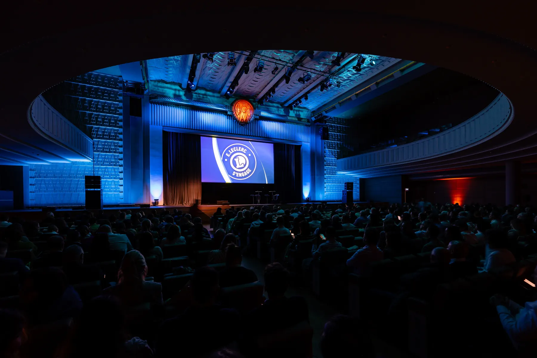 Audience d’une convention pendant une séance plénière corporate