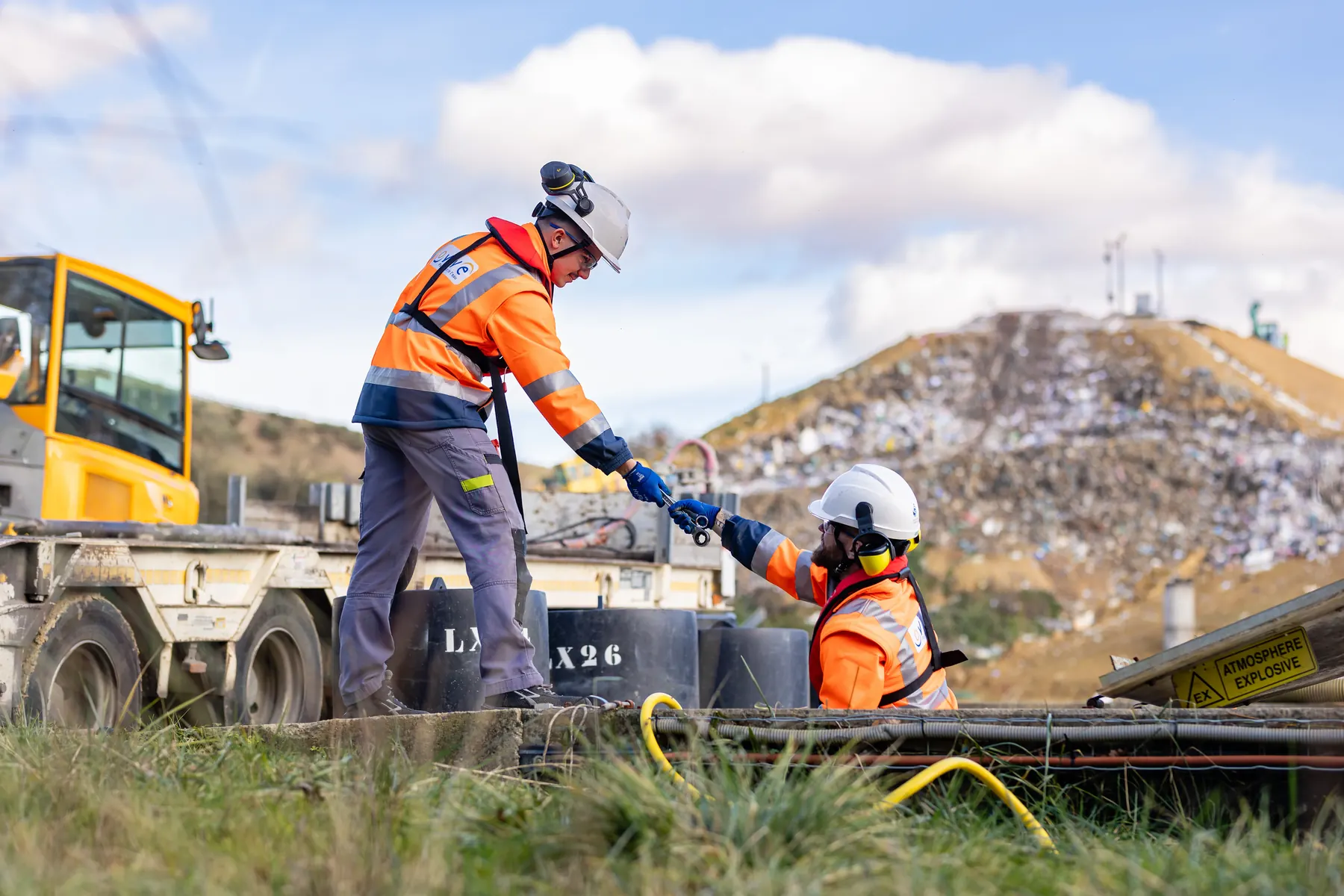 Techniciens intervenant sur un chantier extérieur, tranchée et travaux BTP