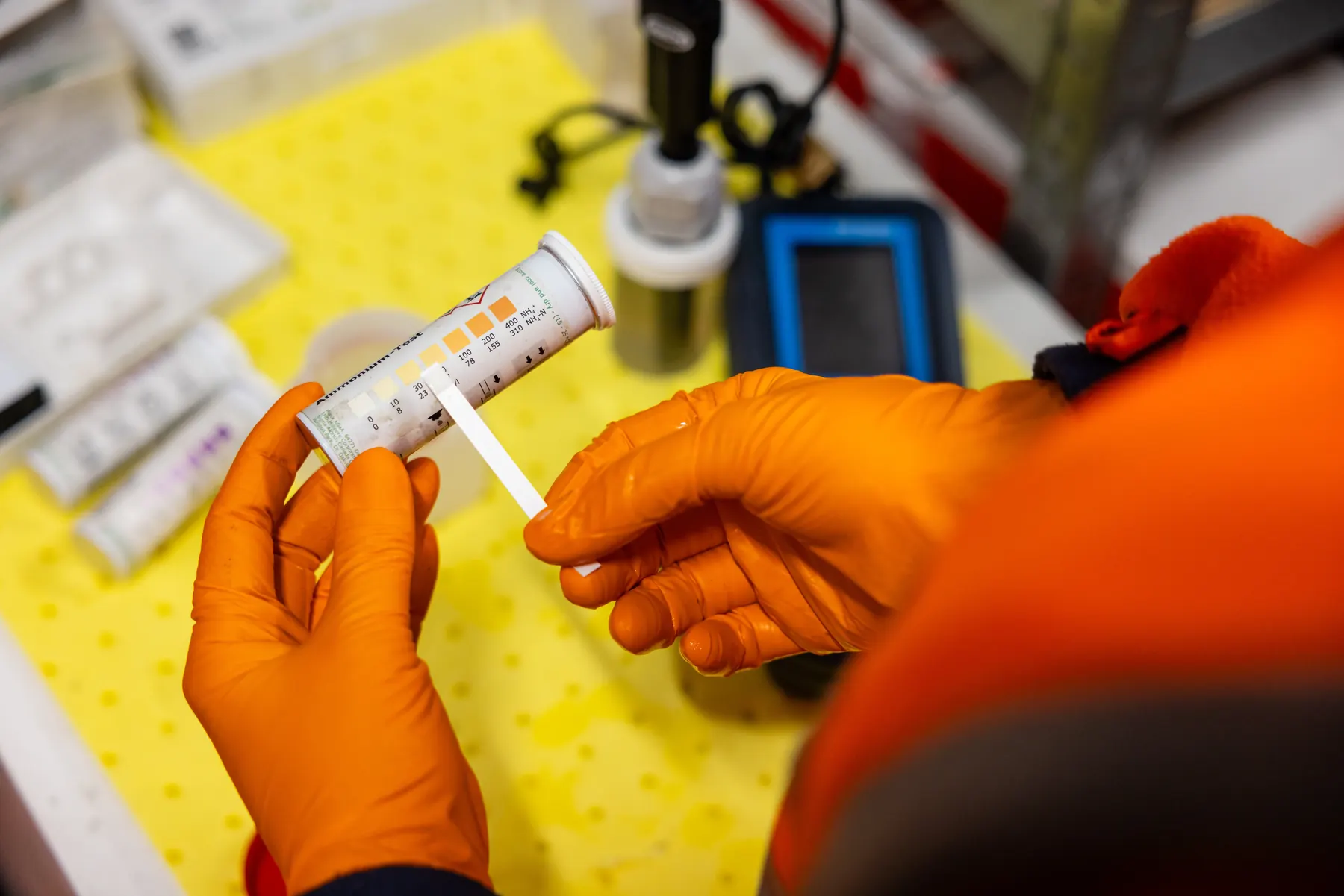 Mesure fine et étalonnage à l’aide d’une bandelette test colorimétrique