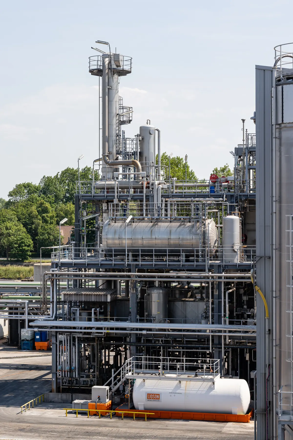 Infrastructure énergétique sur site industriel : équipements techniques extérieurs