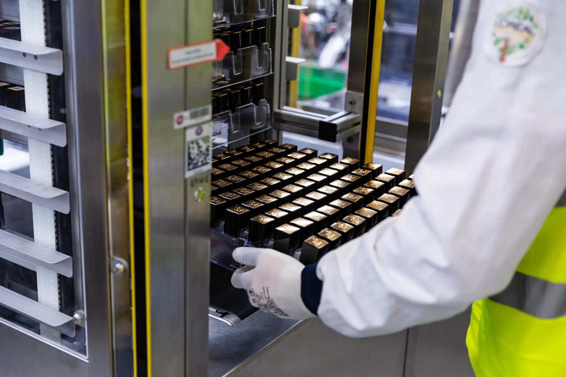 Opératrice sur ligne ou atelier : vue du respect du process industriel