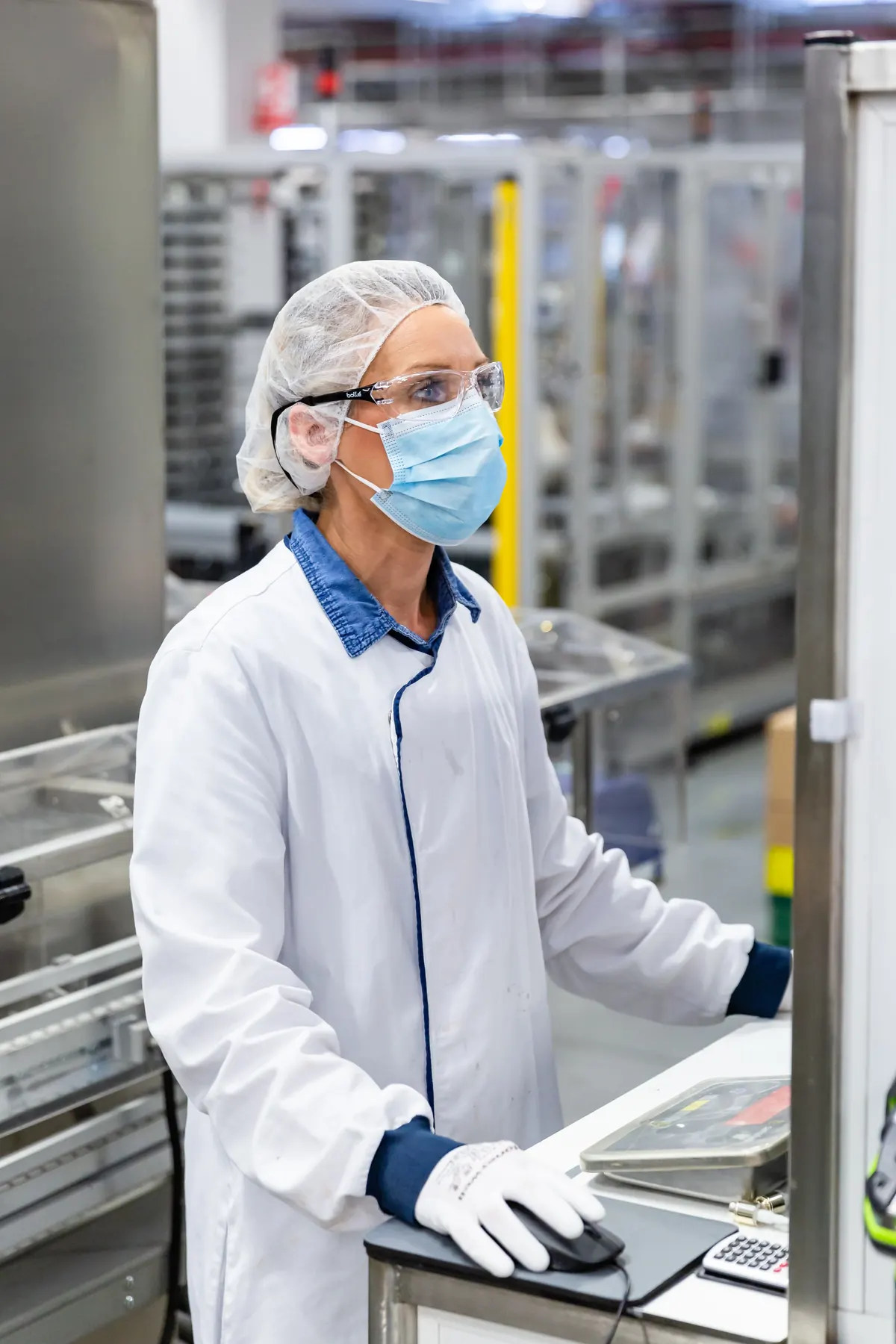 Opérateur en EPI sur ligne de production industrielle