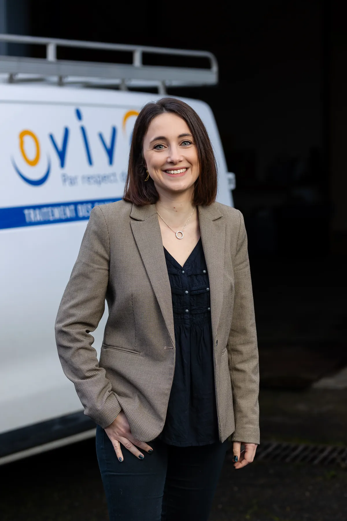 Portrait corporate d’un responsable en environnement utilitaire et marqué entreprise
