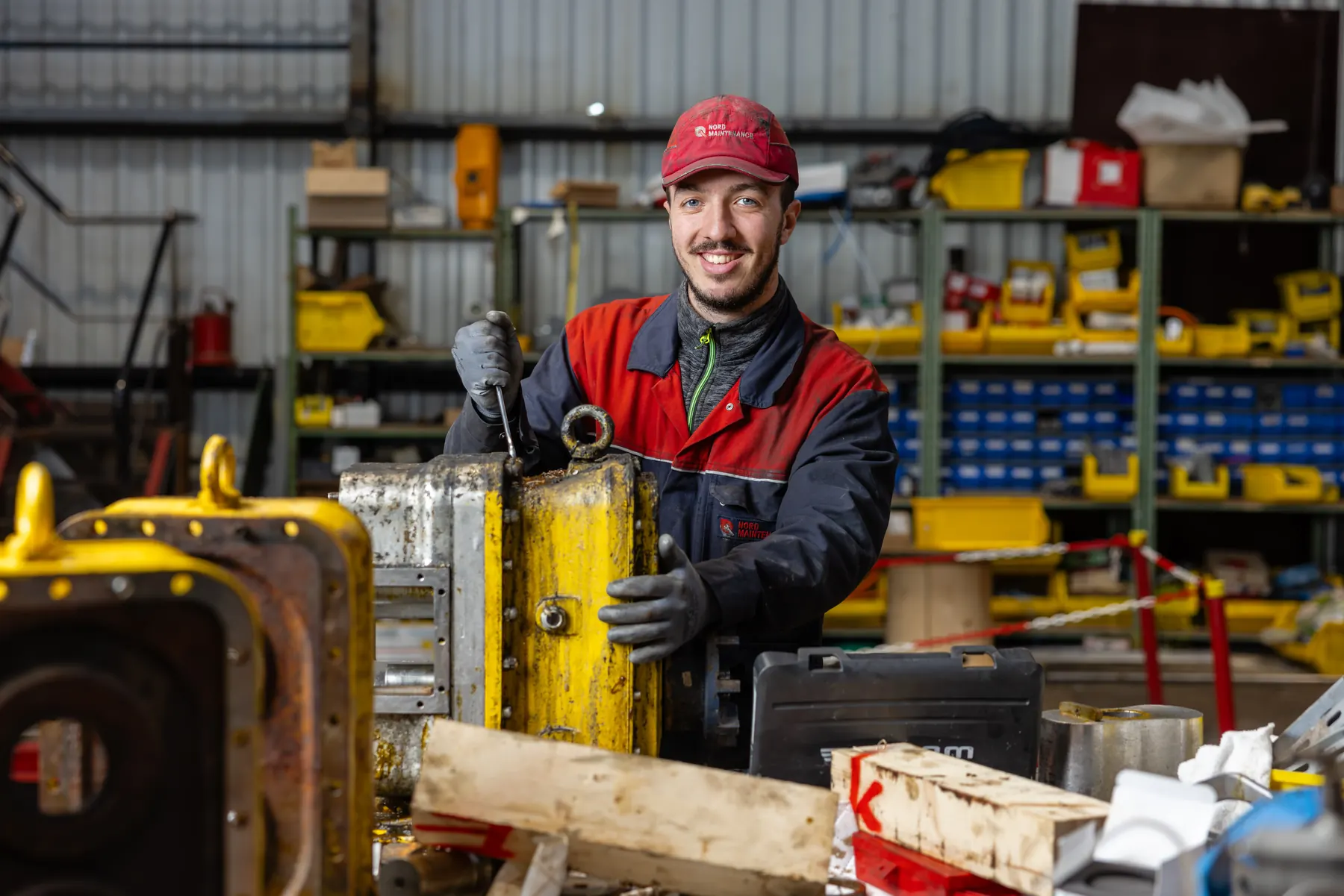 Salle de production high-tech : équipements de précision en environnement contrôlé