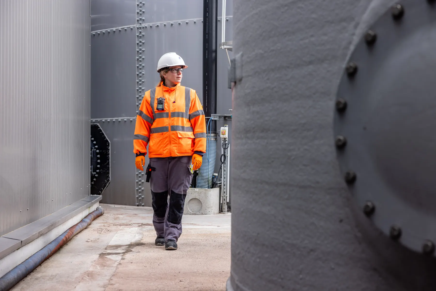 Salle de production industrielle : équipements, lumière du jour et chaîne en environnement B2B