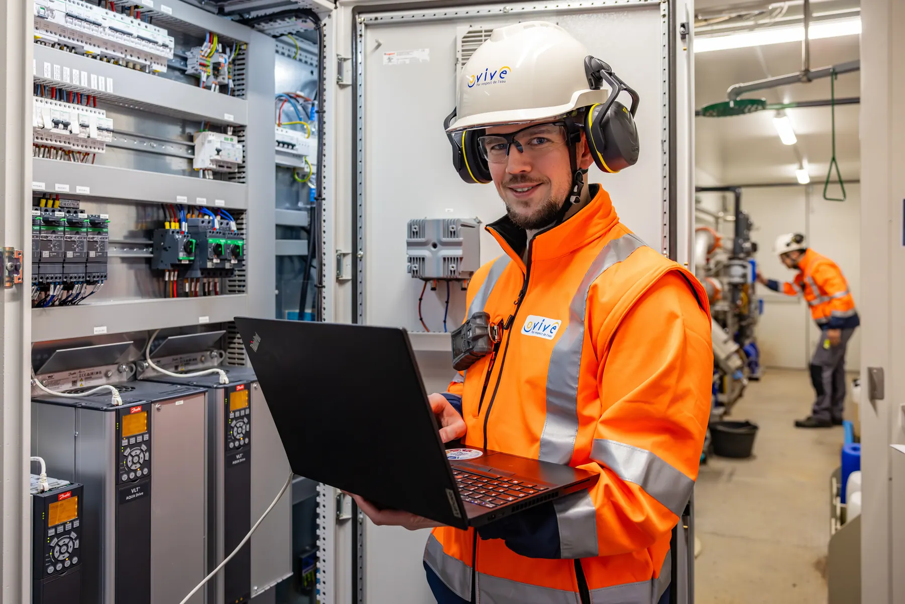 Environnement tech ou salle technique, cadrage sobre et contrôlé