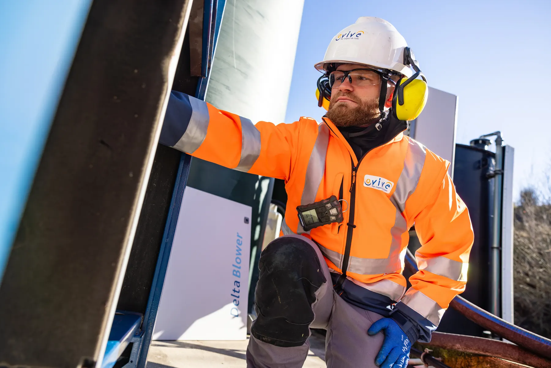 Technicien en EPI sur structure métallique, intervention sur équipement de process en extérieur