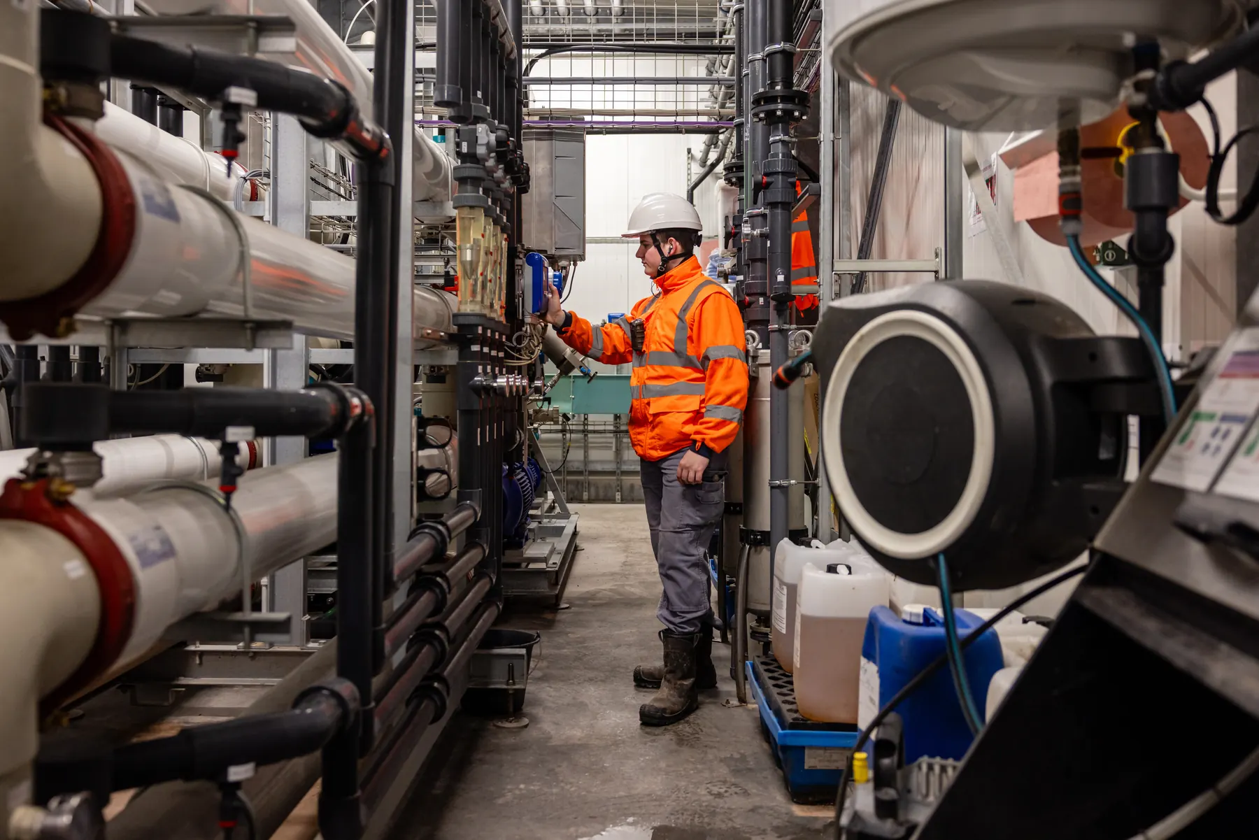 Technicienne intervenant sur de la machinerie industrielle pour la production terrain